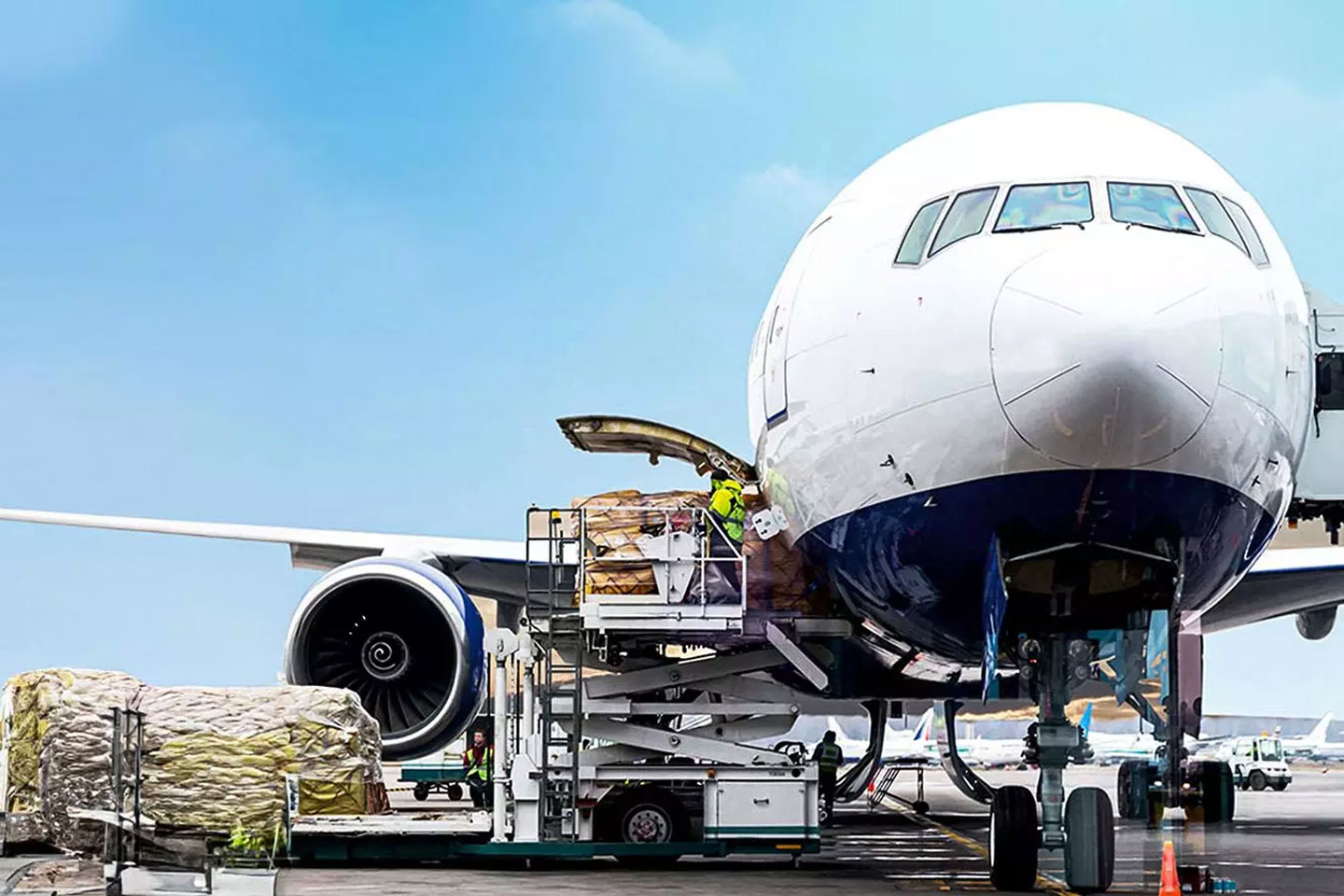 پالت‌های بار هوایی در حال بارگیری روی ULD قبل از پرواز